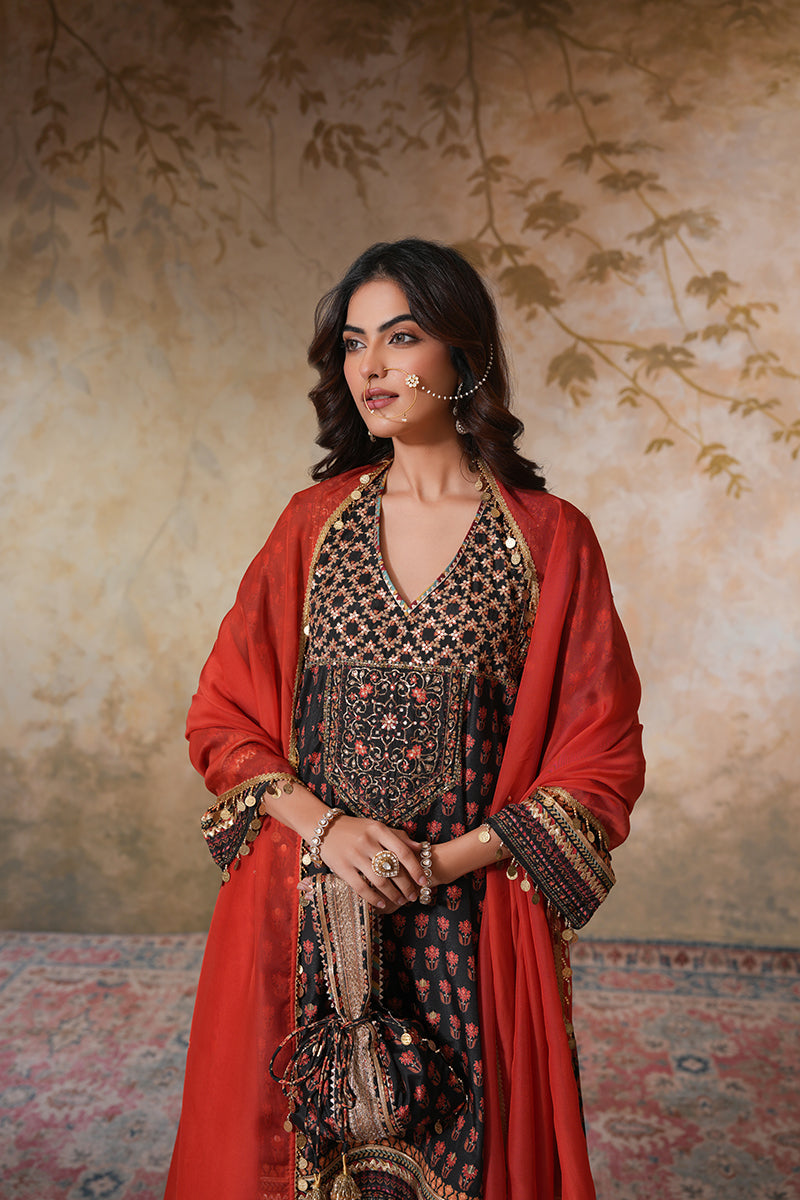 Siyah Sitara Kurta Set With Dupatta